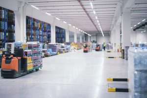 Calcolo costi logistica: l'immagine mostra l'interno di un magazzino durante la fase delle operazioni logistiche.