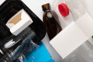 L'immagine mostra alcuni prodotti cosmetici gettati nel cestino, in un articolo sui rifiuti prodotti da centri estetici e parrucchieri. 