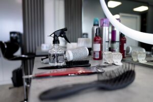 L'immagine mostra il salone di un parrucchiere in un articolo sulla complicata burocrazia in merito ai rifiuti prodotti nei centri estetici.