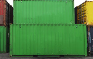 I costi della logistica sostenibile sono certo rilevanti, ma rappresentano un investimento importante non solo in termini ecologisti, ma anche di ritorno dell'immagine. Nella foto si vedono dei container. La fase di trasporto è, infatti, una delle più inquinanti del processo logistico.