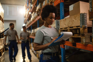 Negli ultimi tempi, la professione del magazziniere ha subito un cambiamento a seguito delle forti innovazioni tecnologiche. In quest'immagine, una donna gestisce l'inventario di un magazzino.