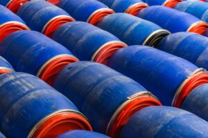 Gli imballaggi industriali pericolosi sono rifiuti i quali, per essere smaltiti, richiedono di attenersi a una serie di procedure rigidamente normate. Nella foto, l'immagine di una serie di barili di una fabbrica, di colore blu.