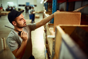 La gestione delle scorte in magazzino è un'attività molto importante per un'impresa. In questa foto, vediamo un magazziniere al lavoro.