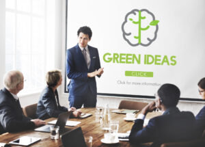 Per rendere green la propria azienda, le soluzioni possono essere tante. In questa foto, un meeting aziendale in cui si discute di come rendersi ecosostenibili.