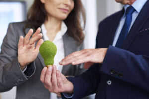 Rendere green la propria azienda è uno degli obiettivi a cui, di questi tempi, mirano molte aziende. Per fare questo si profilano diverse soluzioni, una delle quali è il risparmio energetico, mostrato simbolicamente in questa foto. 