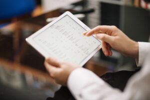 Il calcolo dell'indice di rotazione è uno degli aspetti più importanti per muovere il processo logistico. In questa foto, un operario di magazzino che consulta l'inventario attraverso il suo tablet.